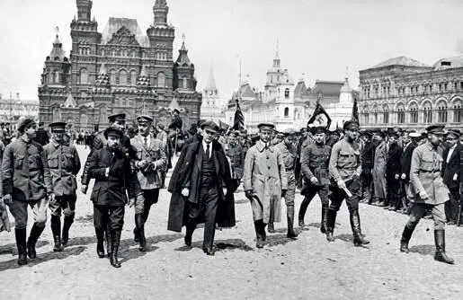 На Красной площади 1918 г И по происхождению и по воспитанию и по - фото 16