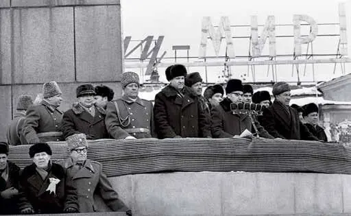 На демонстрации 7 ноября в г Свердловске Одной из самых известных новостроек - фото 9