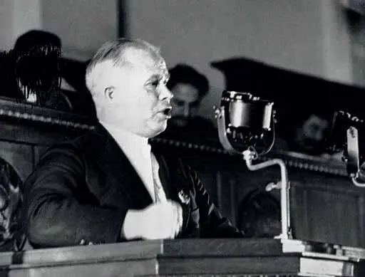 Первый секретарь МГК ВКПб Хрущёв на трибуне 1935 г Одновременно шли аресты - фото 7