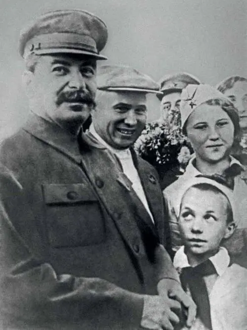 Сталин и Хрущёв среди пионеров на аэродроме Москва 1937 г Репрессии на - фото 8