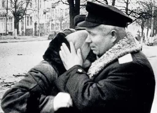 В освобожденном Киеве 1943 г Вместо наказания Хрущёв отправляется под - фото 14