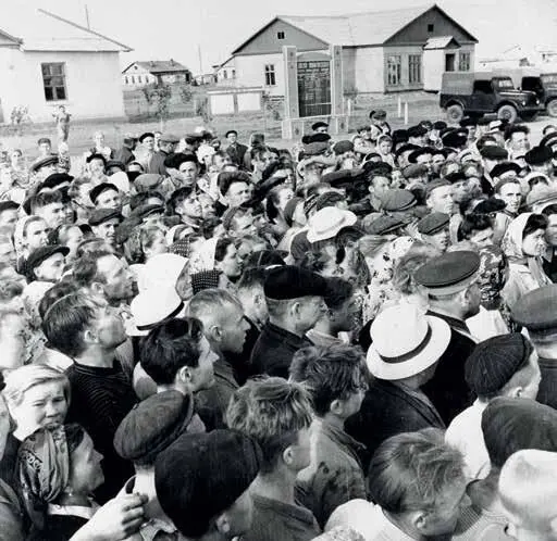 Жители целинного совхоза слушают выступление Хрущёва 1956 г Примечательные - фото 21