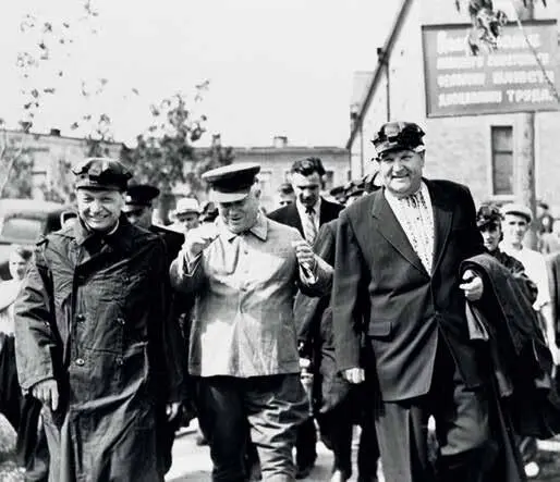 Хрущев на шахте ВяткаГлубокая 1956 г Реабилитацией политических - фото 22