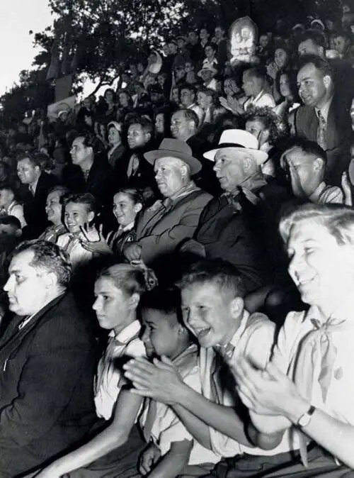 Хрущёв и Ворошилов в пионерском лагере Артек 1956 г У съезда была большая - фото 23
