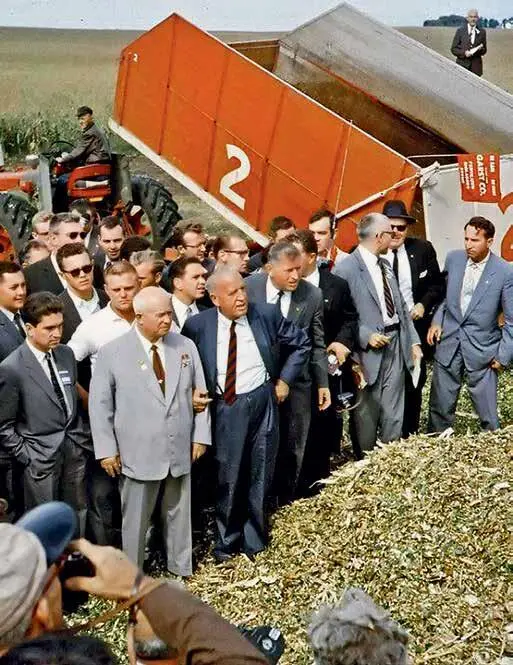 Розуэлл Гарст и Никита Хрущёв в толпе на ферме Гарста В мае 1957 года Хрущёв - фото 28