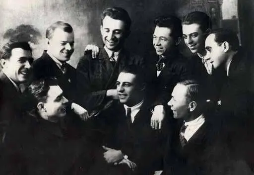 Молодые инженеры Брежнев крайний слева в первом ряду 1935 г Возникали - фото 2