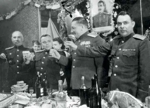 Торжественный вечер посвященный победе над Германией На снимке слева - фото 8