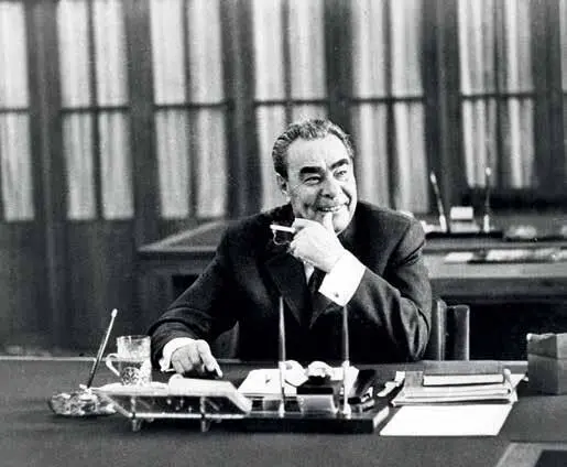 Брежнев был заядлым курильщиком С 1976 г начинается и поток награждений - фото 29
