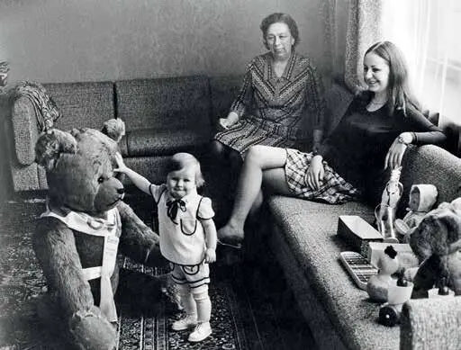 В П Брежнева с внучкой Викторией и правнучкой Галиной 1975 г Сын Юрий - фото 30