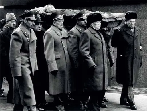 Траурная процессия с гробом Брежнева В декабре 1981 года Леонид Ильич отметил - фото 34