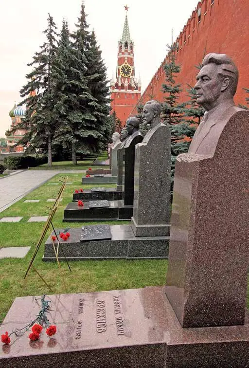Бюст Л И Брежнева у кремлевской стены Было установлено несколько бюстов - фото 36