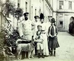 Семья Александра III с любимой лайкой императора Камчаткой В сентябре 1894 г - фото 38