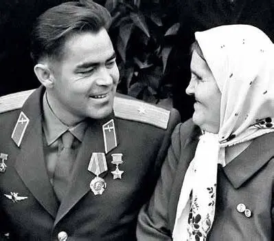 С матерью Анной Алексеевной Курсант Николаев Ему тридцать три года - фото 27