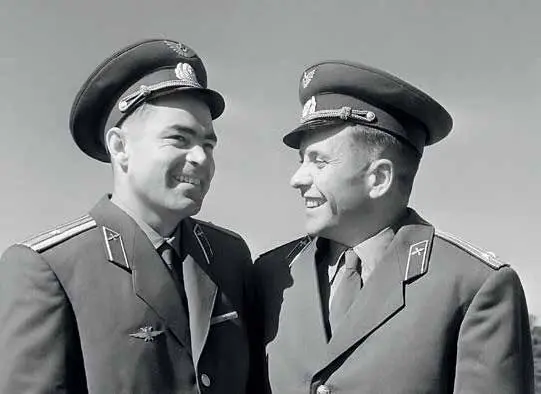 Товарищ по полету Павел Попович В биографии комсомольца Николаева Андрияна - фото 34