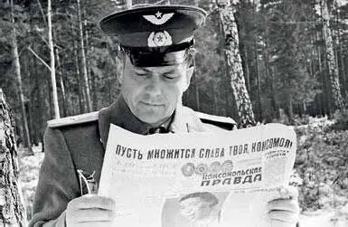 Павел Попович со свежим номером Комсомолки Заходим в дом Бильярдный стол - фото 42