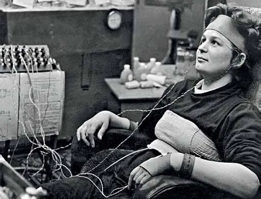 Каждый удар сердца ловят чуткие приборы В Терешкова и Ю Гагарин на - фото 77