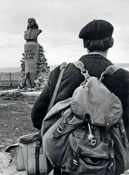Памятник Берингу Нет на остров мы в этот день не попали Туман низкие - фото 18