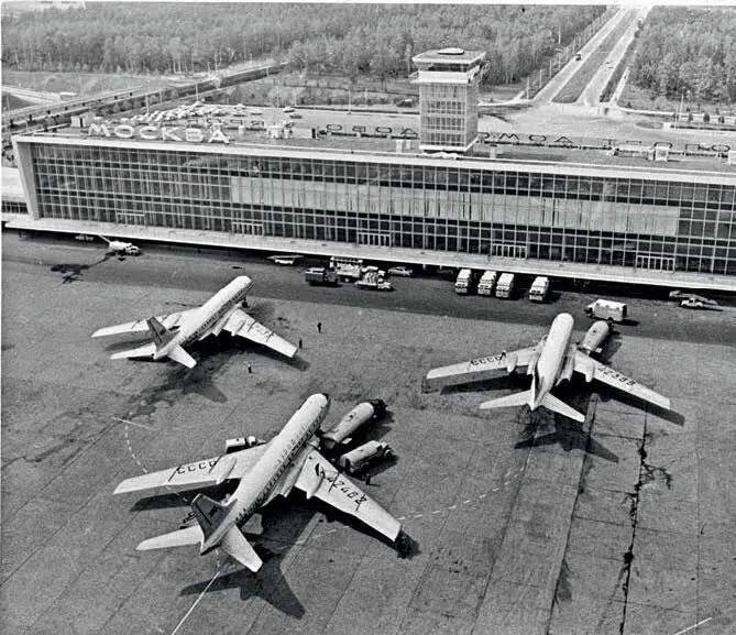 Самолеты везут автомобили и трактора для дальних сибирских строек Самолеты во - фото 93
