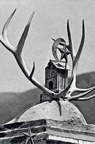 У дороги над ИссыкКулем я видел много таких памятников Киргизия Фото - фото 81