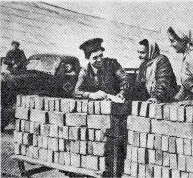 Иван Ясенков Нина Тимченко и Зина Славгородская Комсомольский фундамент - фото 13