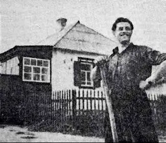 Николай Скориков возле своего дома Одна из улиц села Дмитриевки День и ночь - фото 14