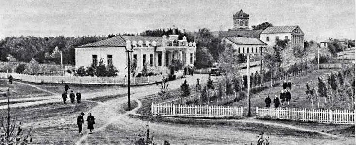 На этих фотографиях вы видите центральную улицу деревни Иловки Алексеевского - фото 17