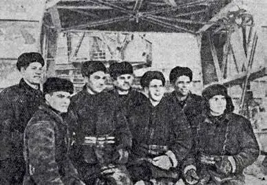 Молодые герои стройки Слева направо монтажники из бригады семнадцати - фото 25