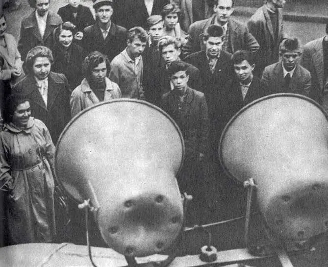 Сигналы спутника транслировали прямо на улицы Москвы Слышу спутник - фото 50