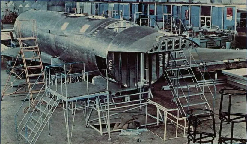 Отклоняемая носовая часть фюзеляжа самолета 101 на заводе ОКБ ПО Сухого - фото 89