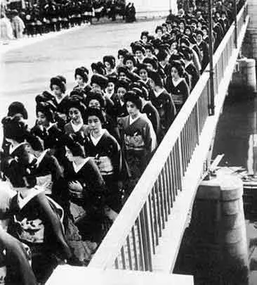 Парад гейш в Киото До 1940 года во всех крупных городах Японии работали - фото 48