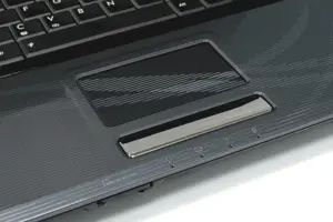 На передней кромке размещены индикаторы и гнездо для карт памяти ASUS F50SL - фото 47
