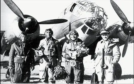 Экипаж лейтенанта Райнерта около своего Ju188 аэродром Люблин Польша 30 мая - фото 17