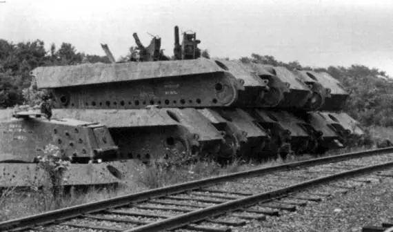 Штабель корпусов танков Королевский тигр Германия 1945 г В заключительный - фото 1