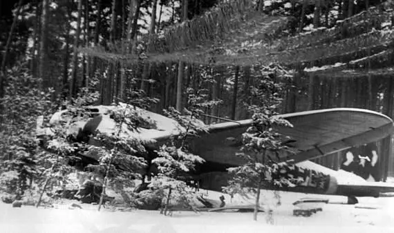 Брошенный на аэродроме под Познанью бомбардировщик Хейнкель111 В 1945 г - фото 2