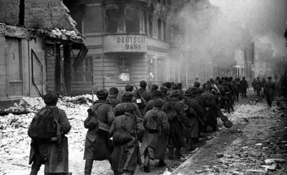 Советские войска проходят через город Шнейдемюль Февраль 1945 г Но эффект от - фото 18