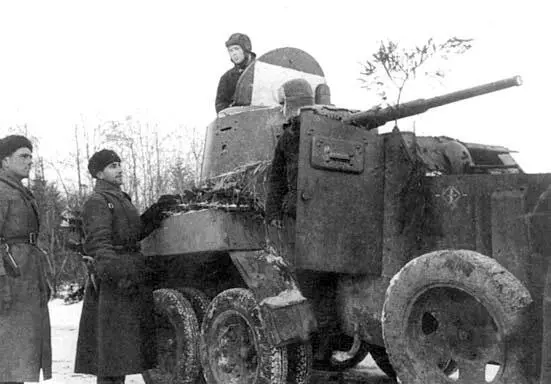 Командир 1й гвардейской танковой бригады М Е Катуков в центре у броневика - фото 10
