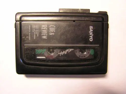 Рис 21 Внешний вид кассетного диктофона фирмы Sanyo модели М1018 Особенность - фото 23