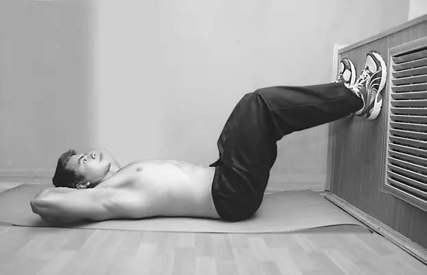 Рис 38Скручивания на полу исходное положение Спина плотно прижата к полу - фото 10