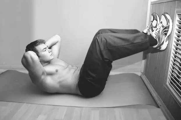 Рис 39Скручивания на полу Техника выполнения Обратите внимание на то что я - фото 11