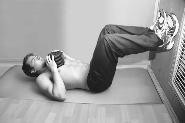 Рис 310Скручивания на полу исходное положение с дополнительным весом Спина - фото 12