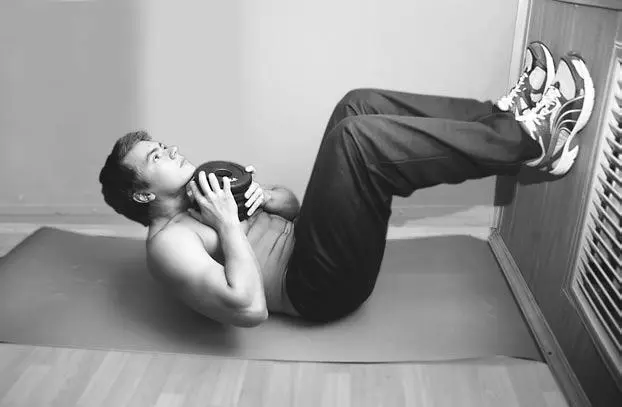 Рис 311Скручивания на полу с дополнительным весом Техника выполнения - фото 13