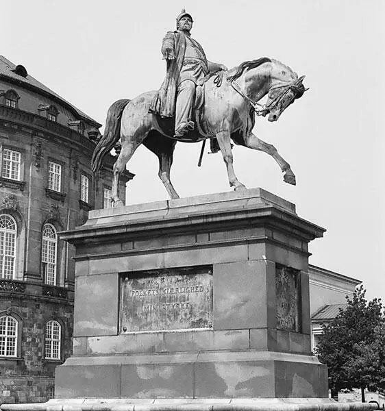 Конная статуя Фредерика VII перед дворцом Кристиансборг Решение установить эту - фото 13