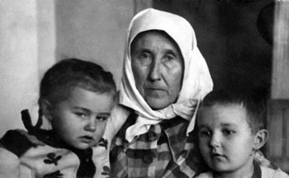 Моя мама Федора Марковна с внуками Аней и Сережей Мой отец Иван Пантелеевич - фото 3
