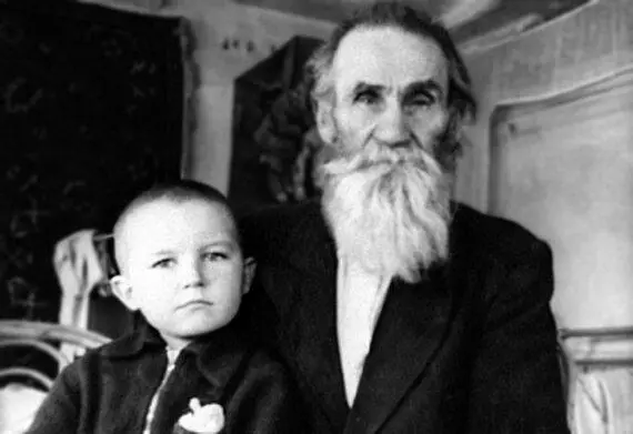 Мой отец Иван Пантелеевич Гриднев с внуком Сергеем Вспоминается один случай - фото 4