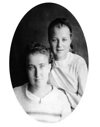 Я в 1940 г учительница с подругой Лелей Вот один пример В соседях у нас - фото 7