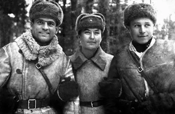 Я парторг М Заболотный и комсорг батальона В Васин в день моего вступления в - фото 11