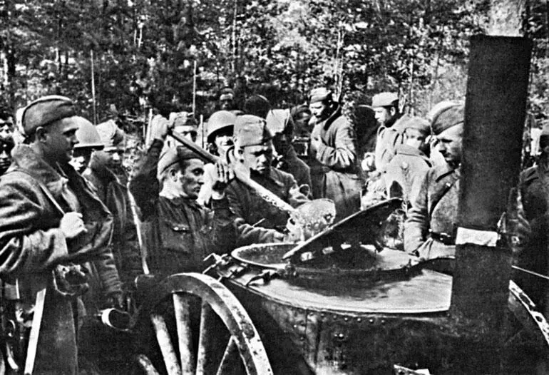 У полевой кухни Калининский фронт лето 1942 г Для проведения операции - фото 41