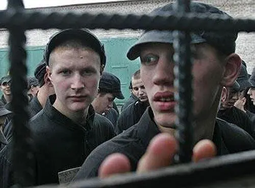 Листвой пожухлой осень шелестела Свинцовых туч тяжелый небосвод Снежинки - фото 17