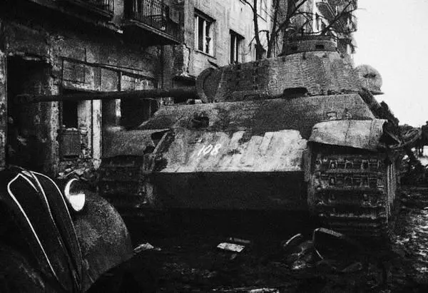 Танк PzV Panther подбитый во время боев на улицах Будапешта Февраль 1945 - фото 19