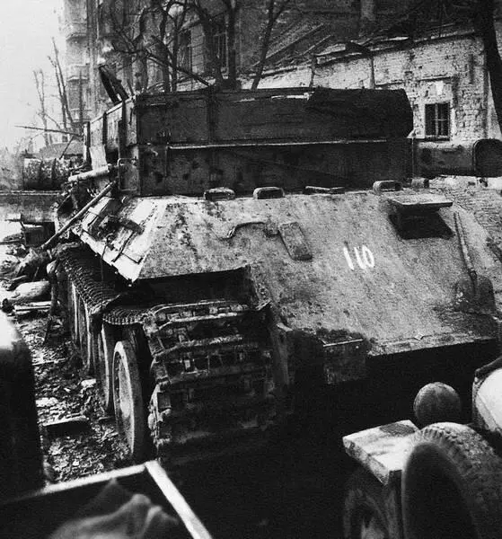 Ремонтный танк Bergepanther на базе PzV AusfD брошенный на улице - фото 22